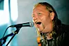 VOKALIST: - Å dele musikken med andre er det som betyr noe. Noen ganger kan man redde dagen til noen med å spille en låt som gjør dem glad, sier Jens Nystein.