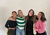 Studentene bodde sammen på tvers av land. Her står de norske studentene Lily Phi Khanh Nguyen (helt til venstre) og Taban Isabella Madhat (helt til høyre) sammen med to av de belgiske studentene.