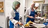 Rasha Mohamed (t.v.)har fått jobb i Mat & prat. Nina Aasen og Dorothy Birkeland er kokker og arbeidsledere.