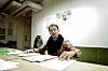 FAST I PAPIRMØLLA: Iranske Babak Majed sorterer papirbunkene fra norske asylmyndigheter.