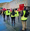 Mimmi Kvisvik og de andre i ledelsen i FO fikk ikke vært med på streikemarkeringen i Bergen i går, men dokkene tok deres plass.