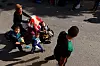 En familie på flukt til Sør-Gaza dit Israels militære har beordret dem å flykte. Også her bomber det israelske flyvåpenet.