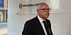 INNSPURT: Mekler Richard Saue oppdaterte pressen klokka 21, med tre timer igjen til fristen går ut. - En mekler er alltid optimist, sa han,