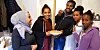 SULTEN MANN: Yared Russom stikker hodet inn til kvinnene og sier han er sulten. Leila Khaled (f.v), Tsega Kidane, Winta Andebrhna og Semhar Hagos gir ham eritreiske brød.