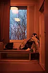 På sin første kveld på psykiatrisk avdeling sitter Klevstuen på et tomt rom med kun noen kunststykker på veggene. – Rommene var nedstrippet og dørene låst. Jeg hatet det. Hva er vitsen med å sitte her, alene og isolert? tenkte hun den gang.