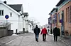 Foreldrene sier det var godt for sønnen å få gå gjennom hendelsen og få stilt alle spørsmålene sine. Her sammen med politibetjent Henriksen.