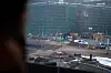 På veien for å møte de to arbeiderne, kommenterer Maren de gangene toget kjører forbi en byggeplass. Hvor står skiltet som sier hvem arbeiderne der jobber for?