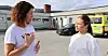 Anne Britt Føleide Hansen mener større fagmiljø er positivt. Her med vernepleier Kamilla Høybakk i rus- og psykiatritjenesten i Porsanger.