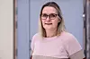 Prosjektleder Renate Iversen mener det er viktig å huske på at all vold ikke bare foregår i et heterofilt parforhold, men også i likekjønnede parforhold. – Volden kan også foregå i flere forhold, det kan være de som utsettes for vold av foreldre, barna sine eller storfamilien, opplyser Iversen.