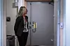 Nå kan beboerne gå fra den ene avdelingen til den andre gjennom denne døren. Før var den låst. Da måtte mennene som satt på den ene avdelingen gå ut av selve huset og bort til hovedinngangen for å få kontakt med de ansatte.