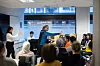 Norsklærer Linn Skulberg de Souza får hjelp til det musikalske med Kristian Skår ved pianoet og Oleksandra Murashko som dirigent.