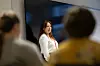 Norsklærer Linn Skulberg de Souza har lang erfaring med å lære innvandrere norsk. Selv  har hun bodd i flere land og har lært språk ved å lytte til musikk.