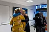 – Mange har sagt at de føler at de får mer selvtillit ved å synge. Her klemmer tre ukrainske kvinner hverandre.