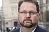 FRITT VALG: Folk velger arbeidssted selv, er man ikke fornøyd med lønn og arbeidstid, er det bare å bytte arbeidsgiver, mener Svein Harberg (H).