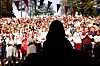 Ina Libak har vært tilbake på Utøya mange ganger etter sommeren 2011. Her taler hun til forsamlingen i 2019 da filmcrewet følger henne i arbeidet med dokumentaren.