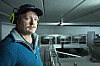 Bendik Kjærstad i blå arbeidsgenser ved fisketanker på Bindalsmolt i Bindal.