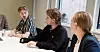 Michael André Langeby i samtale med barne- og familieminister Lene Vågslid. I midten sitter medstudent Marius Paulsen.