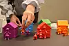 Det er laget små modeller av hus som kan brukes i arbeidet.