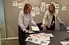 Hilde Fløisand-Hansen og Christine Klementsen ser gjennom samtalekortene.
