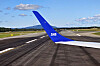 SAS-logo på flyets blå vingetipp over rullebanen ved Gardermoen.