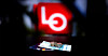 Rød LO-logo i bakgrunnen, med dokumenter og mynter i forgrunnen.