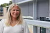 Cecilie Vik står utendørs foran en moderne bygning med glassrekkverk.