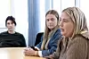 Ansatte fra Lister barnevernstjeneste sitter samlet rundt et bord i et lyst møterom.
