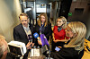 Fra venstre: Riksmekler Mats Ruland, LO stats leder Elisabeth Steen Onshus og forvaltningsminister Karianne Tung, etter at partene i lønnsoppgjøret i staten kom til enighet hos Riksmekleren
