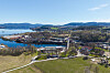 Flyfoto av Ulefoss Jernverk, Eidselva, Norsjø og det grønne landskapet rundt Ulefoss.