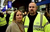 John Fredrik Berg Aasen og Nora Kathrine Berg Aasen på Oslo S under togstreiken.