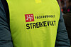Nærbilde av en signalgul vest med Fagforbundet-logoen og teksten «Streikevakt».