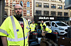 Tor Sparhell i synlighetsvest står foran kolleger som riggger streikelokaler i Østbanehallen.