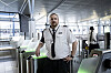Sikkerhetsvakt i uniform står ved sikkerhetskontrollen på Værnes lufthavn.