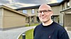 Ove Schultz står utendørs foran Bodø ungdomssenter, med bygninger og grøntareal i bakgrunnen.
