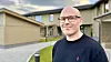 Ove Schultz står utendørs foran Bodø ungdomssenter, med bygninger og grøntareal i bakgrunnen.