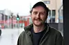 Portrett av Nika Korkelia i en bygate med trafikk og bygninger i bakgrunnen.