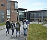 En gruppe studenter går mot campusbygningene ved Nord universitet.