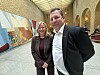 Kjersti Stenseng og Frode Engen står sammen i Stortingets fargerike vandrehall.