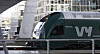 Grønt Vy-tog med VY-logo ved en stasjon i Oslo.
