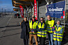 Streikende SAS Link-ansatte og Fellesforbundet-representanter foran en flyplassterminal.